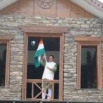मुख्यमंत्री पुष्कर सिंह धामी ने बुधवार को मुख्यमंत्री आवास में ‘हर घर तिरंगा’ अभियान के अंतर्गत तिरंगा फहराया।