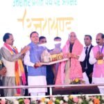 भारी भीड़, हर कोई केंद्रीय मंत्री को सुनने के बेकरार, फिर राजनाथ सिंह ने कहा “धुरंधर धामी”