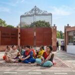 राष्ट्रपति निकेतन के सामने खुली अंग्रेजी शराब की दुकान, लगातार विरोध जारी