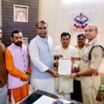 महानगर अध्यक्ष सिद्धार्थ उमेश अग्रवाल के नेतृत्व में महानगर के पदाधिकारियों ने एसपी सिटी प्रमोद कुमार को ज्ञापन दिया।